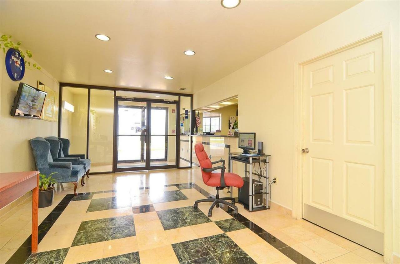 Pine Point Inn & Suites Smithville Экстерьер фото