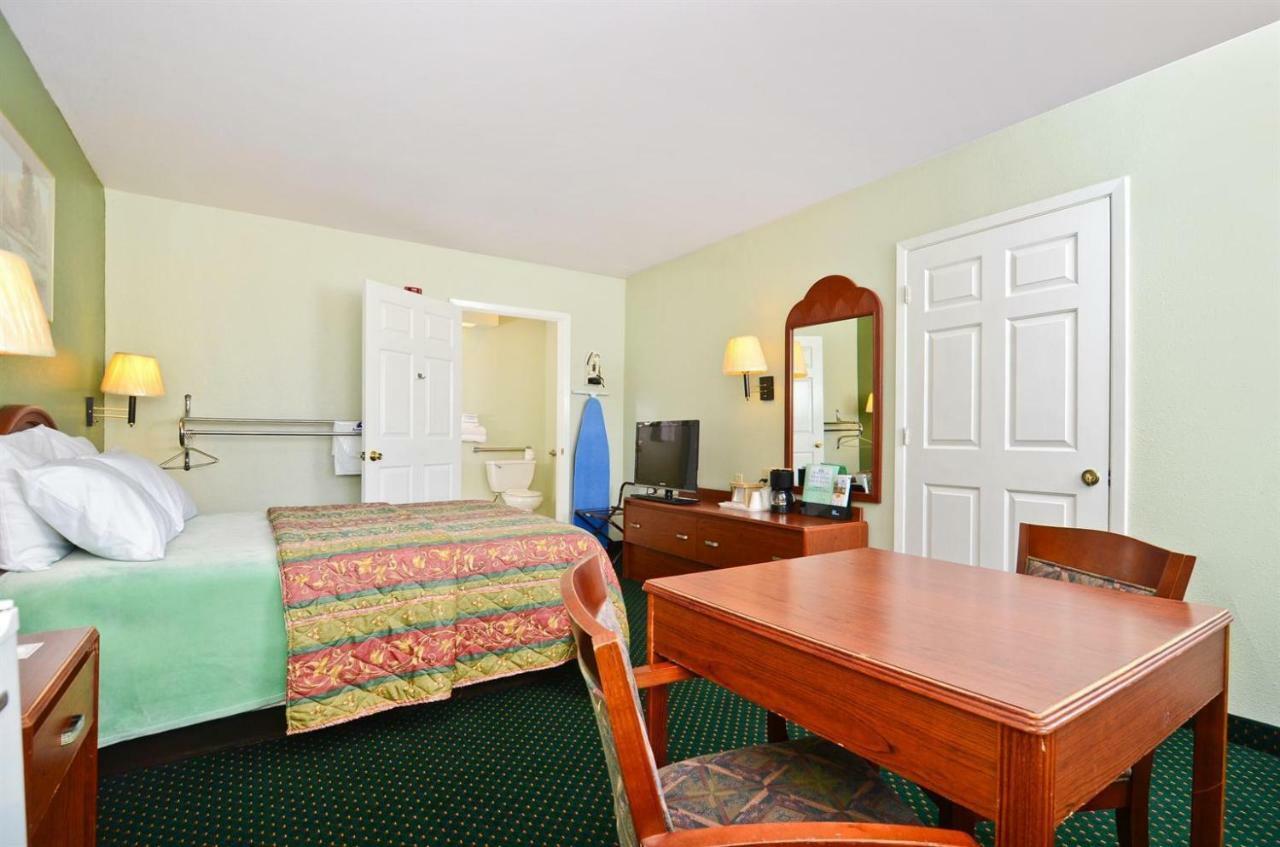 Pine Point Inn & Suites Smithville Экстерьер фото