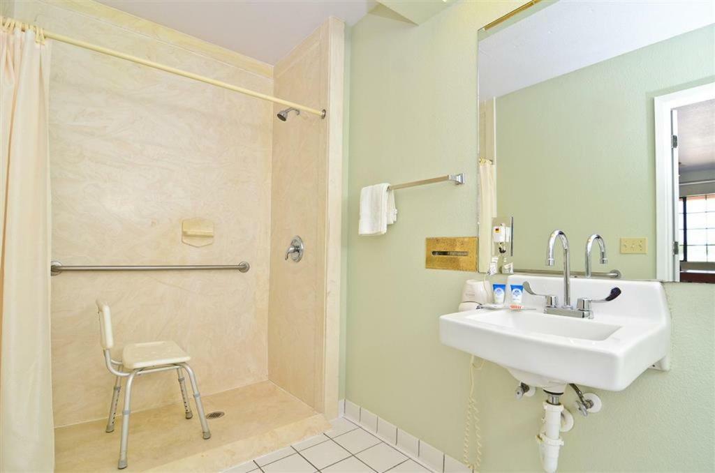 Pine Point Inn & Suites Smithville Экстерьер фото