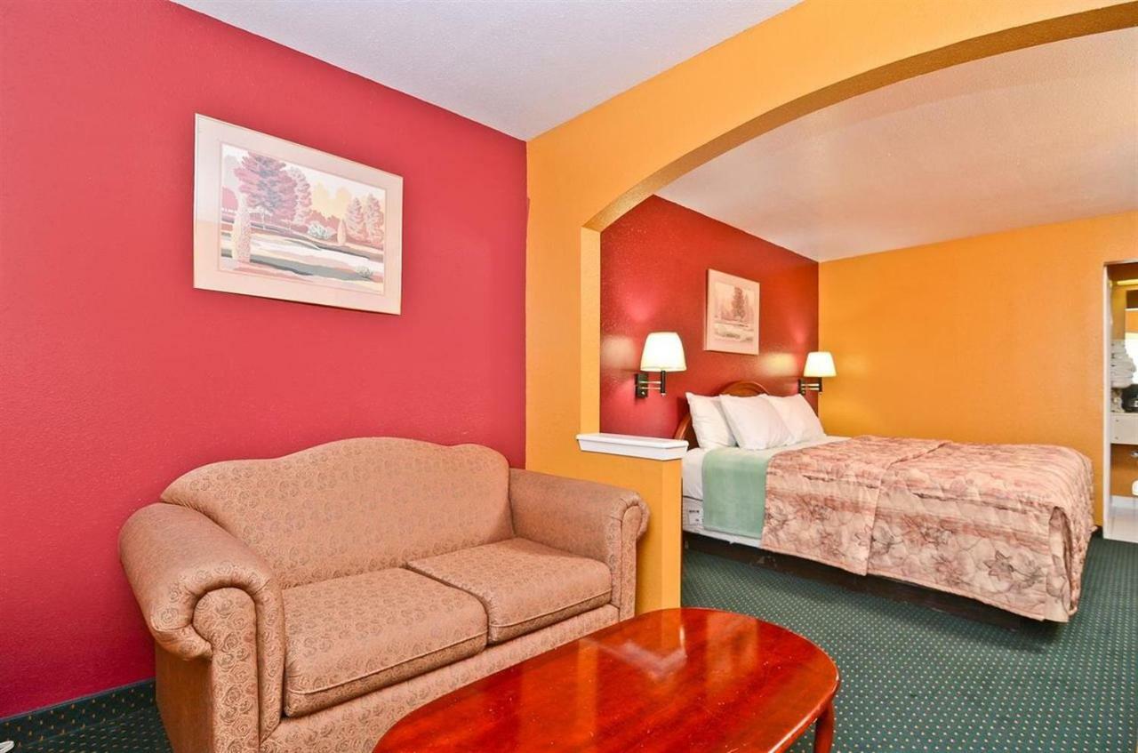 Pine Point Inn & Suites Smithville Экстерьер фото