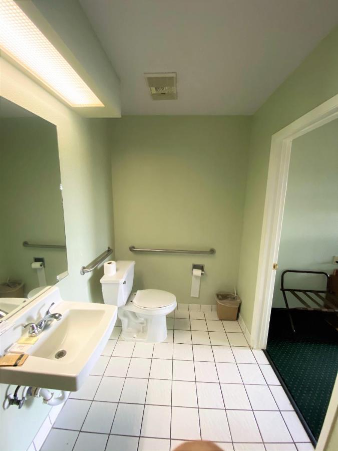 Pine Point Inn & Suites Smithville Экстерьер фото