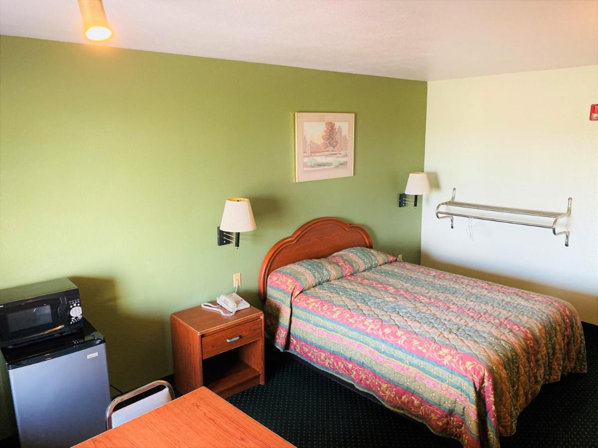 Pine Point Inn & Suites Smithville Экстерьер фото