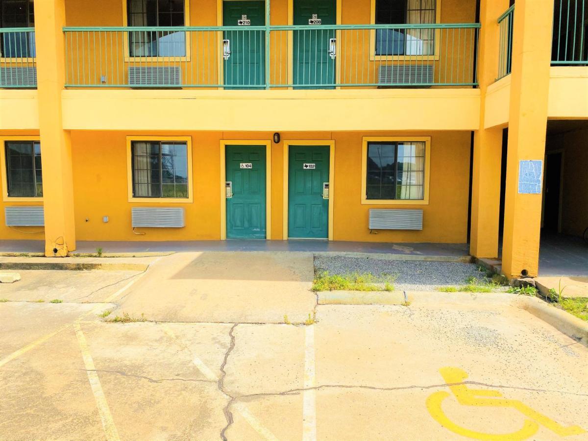Pine Point Inn & Suites Smithville Экстерьер фото